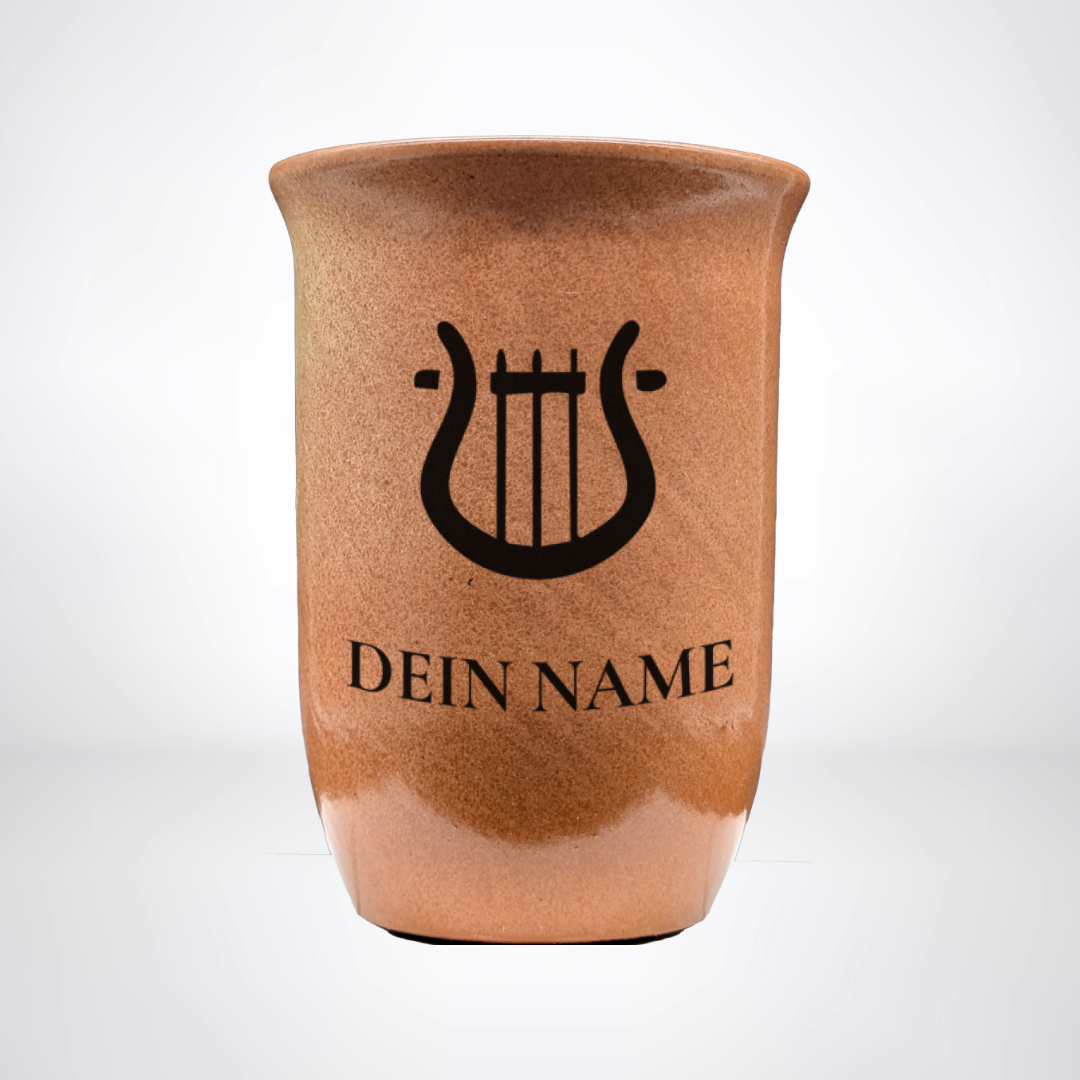 Tonbecher "Sandstein" 0,4L mit personalisierter Gravur – Pen & Paper-Klasse & Name
