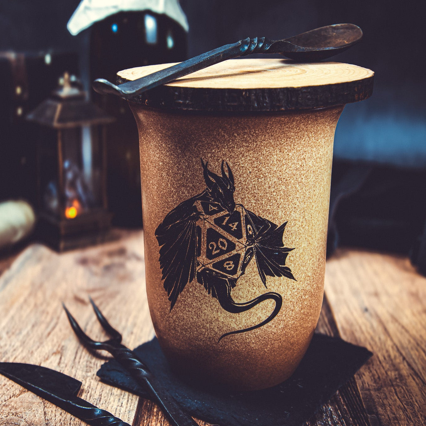 Lagerfeuer-Set „Drachenschatz“ – 4-teiliges Tassen-Set mit Deckel & Untersetzer