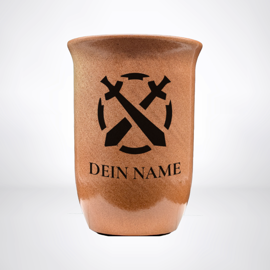 Tonbecher "Sandstein" 0,4L mit personalisierter Gravur – Pen & Paper-Klasse & Name