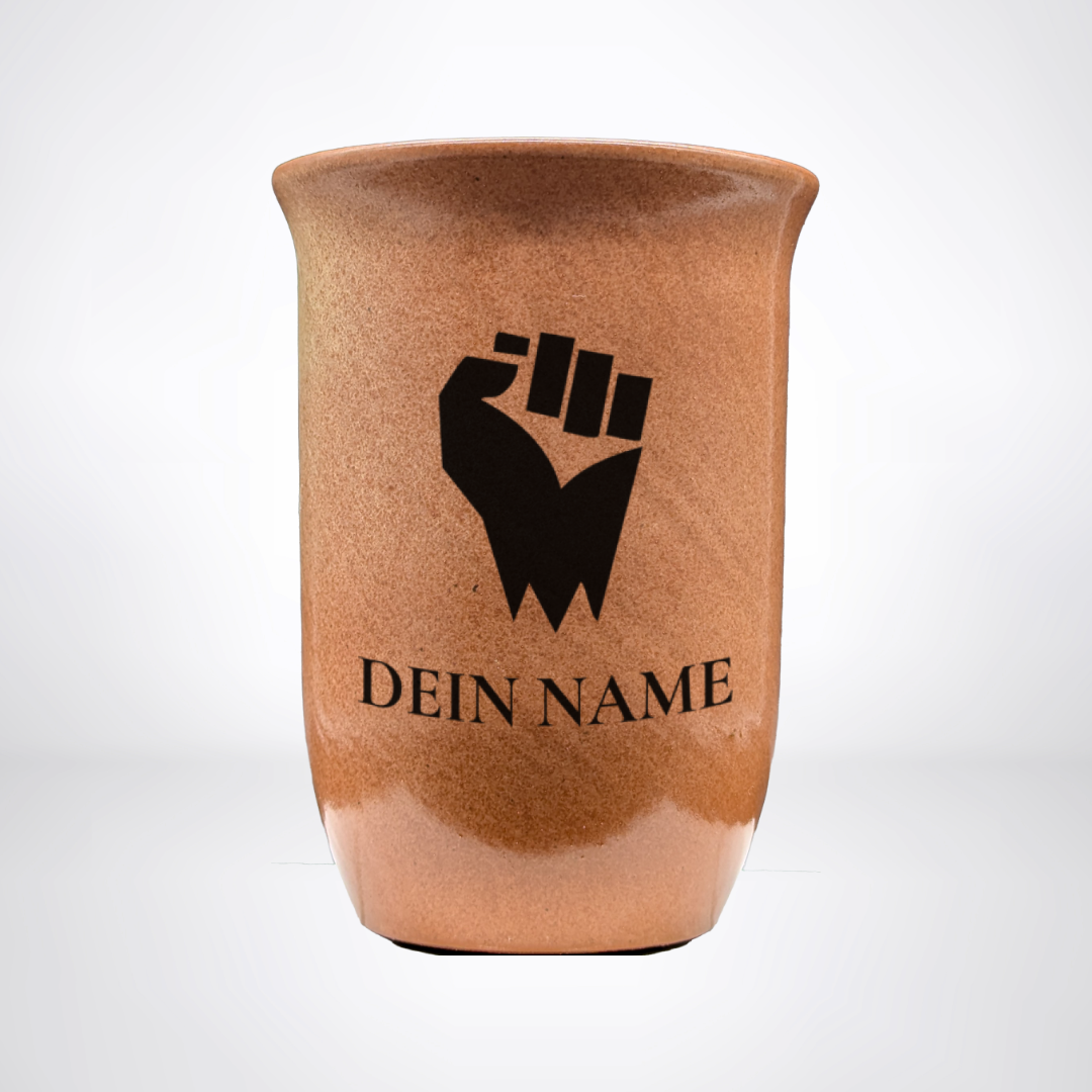 Tonbecher "Sandstein" 0,4L mit personalisierter Gravur – Pen & Paper-Klasse & Name
