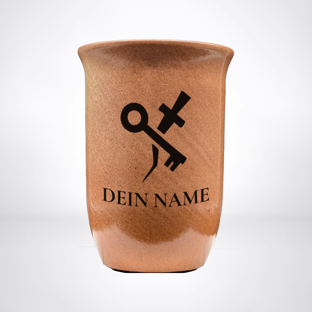 Tonbecher "Sandstein" 0,4L mit personalisierter Gravur – Pen & Paper-Klasse & Name