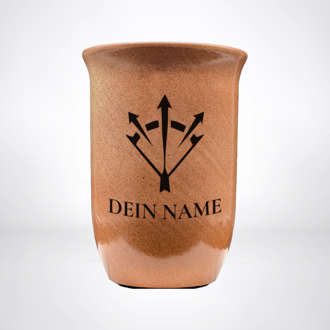 Tonbecher "Sandstein" 0,4L mit personalisierter Gravur – Pen & Paper-Klasse & Name