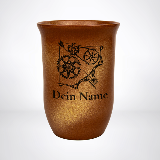 Tonbecher Artificer 0,4L – mit Name – Proficiencies Kollektion – Sandstein