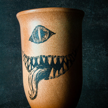 Tonbecher "Dunkler Wächter" - 0,4L - "Sandstein"