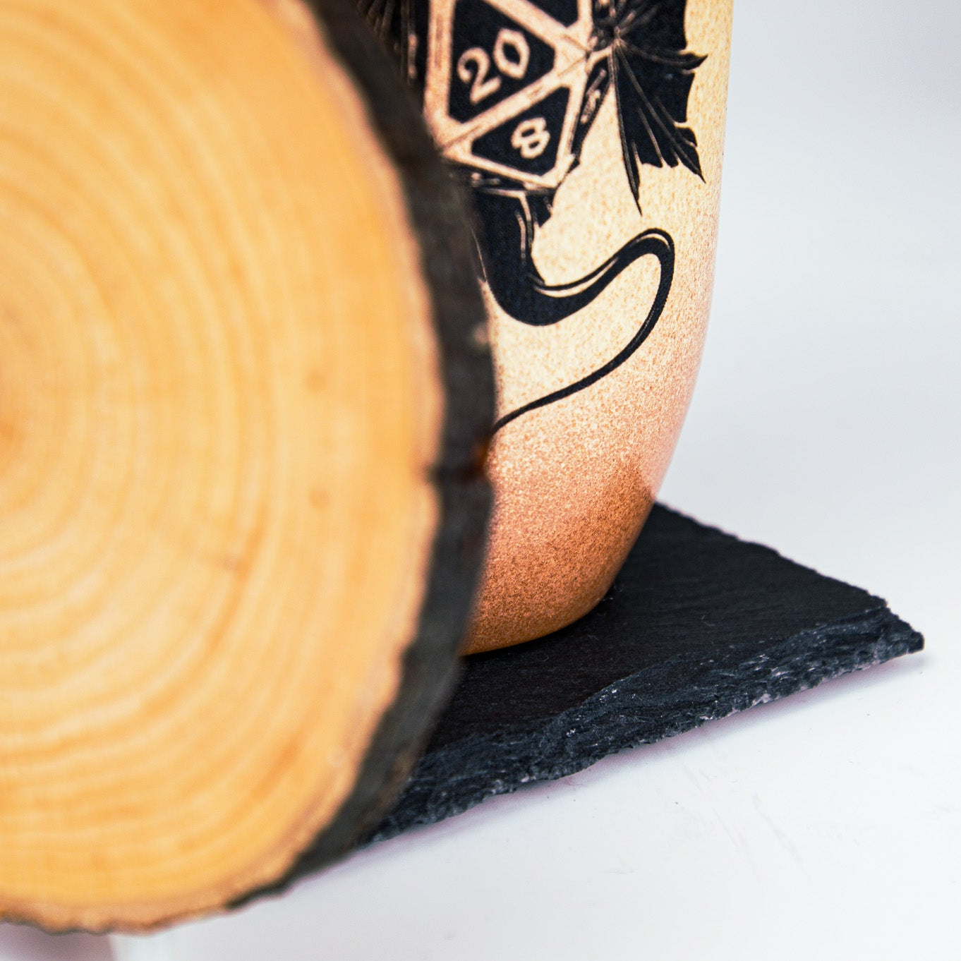 Gefährten-Set „Drachenschatz“ – 2-teiliges Tassen-Set mit Deckel & Untersetzer