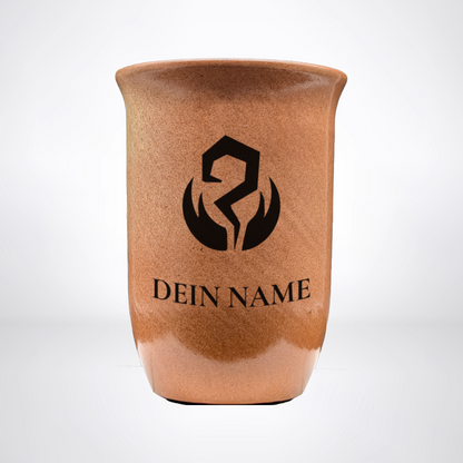Tonbecher "Sandstein" 0,4L mit personalisierter Gravur – Pen & Paper-Klasse & Name