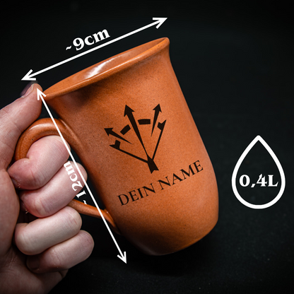 Tontasse 0,4L Waldläufer – "Sandstein" mit personalisierter Gravur (Symbol + Name)