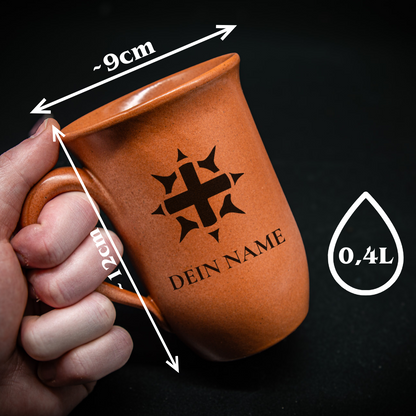 Tontasse 0,4L Kleriker – "Sandstein" mit personalisierter Gravur (Symbol + Name)