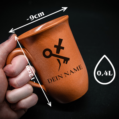 Tontasse 0,4L Schurke – "Sandstein" mit personalisierter Gravur (Symbol + Name)