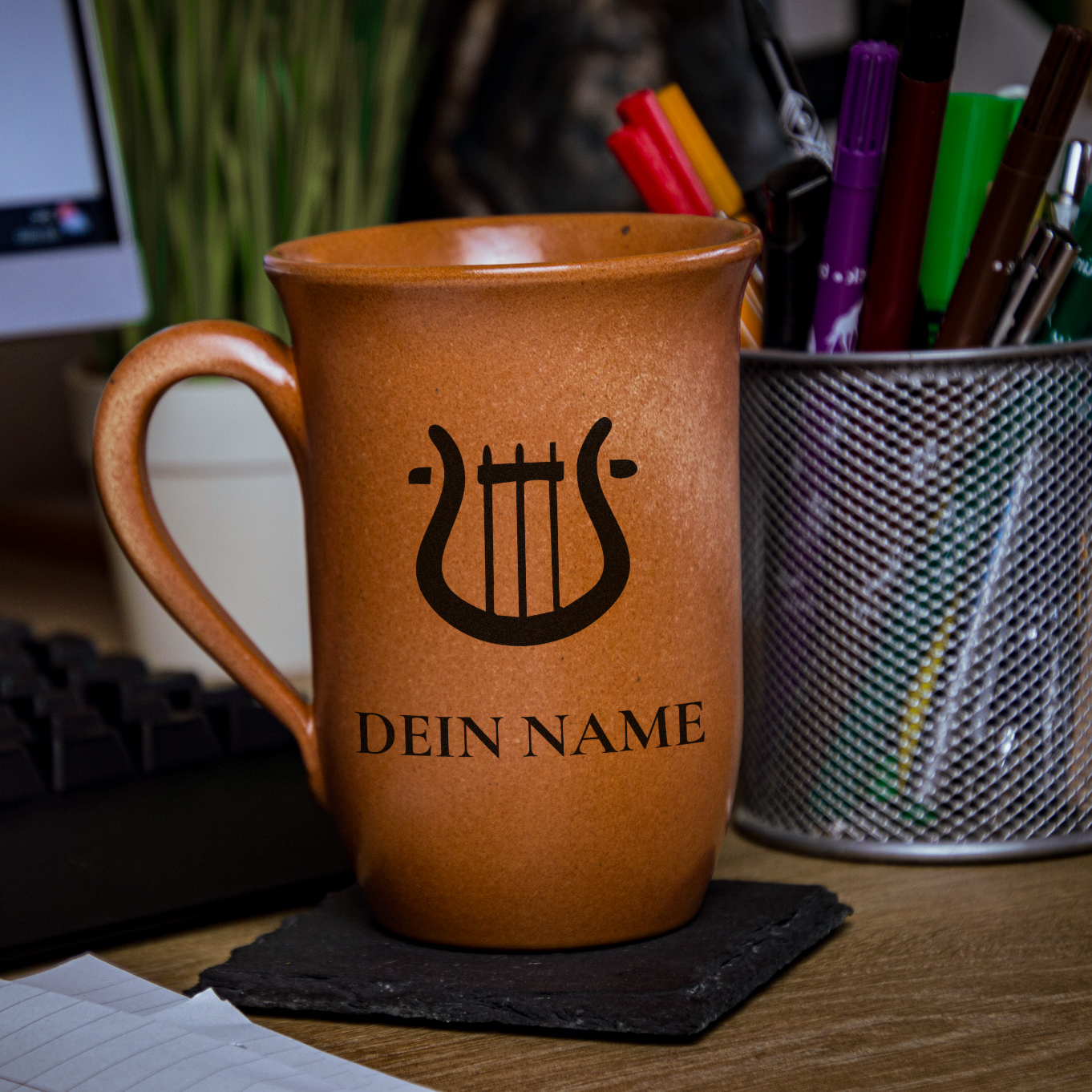 Tontasse 0,4L Barde – "Sandstein" mit personalisierter Gravur (Symbol + Name)