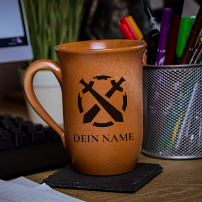Tontasse 0,4L Kämpfer – "Sandstein" mit personalisierter Gravur (Symbol + Name)