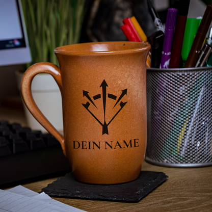 Tontasse 0,4L Waldläufer – "Sandstein" mit personalisierter Gravur (Symbol + Name)