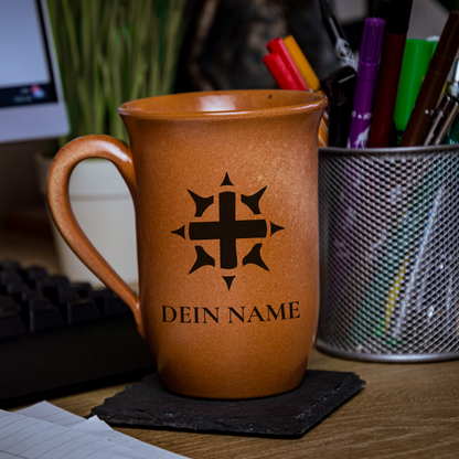 Tontasse 0,4L Kleriker – "Sandstein" mit personalisierter Gravur (Symbol + Name)