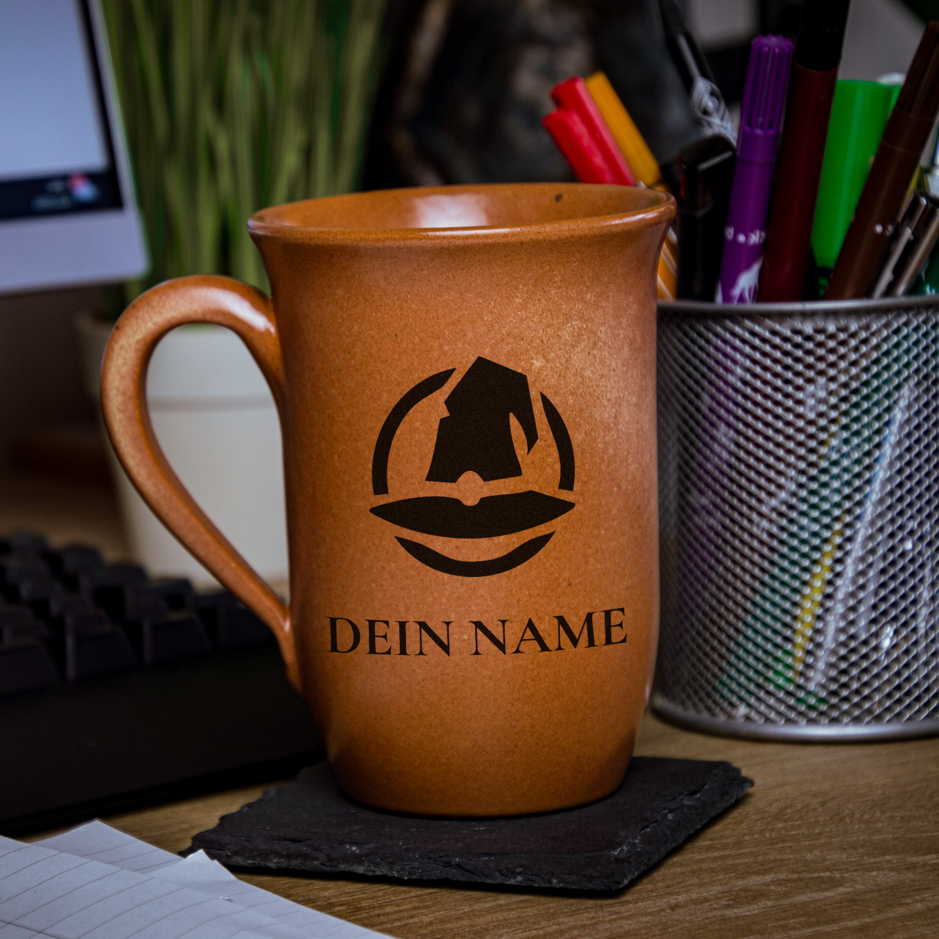 Tontasse 0,4L Magier – "Sandstein" mit personalisierter Gravur (Symbol + Name)