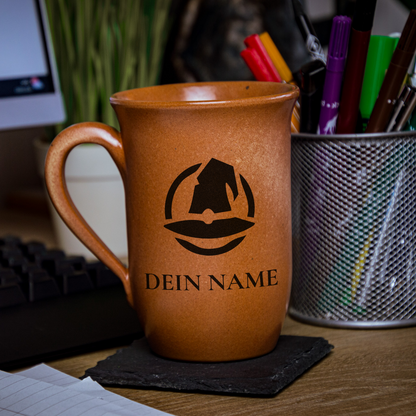 Tontasse 0,4L Magier – "Sandstein" mit personalisierter Gravur (Symbol + Name)