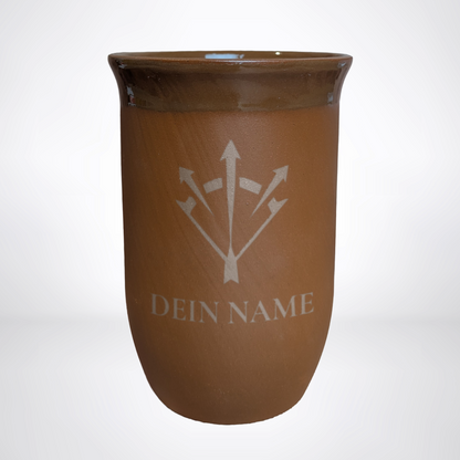 Tonbecher 0,4L mit personalisierter Gravur – Pen & Paper-Klasse & Name