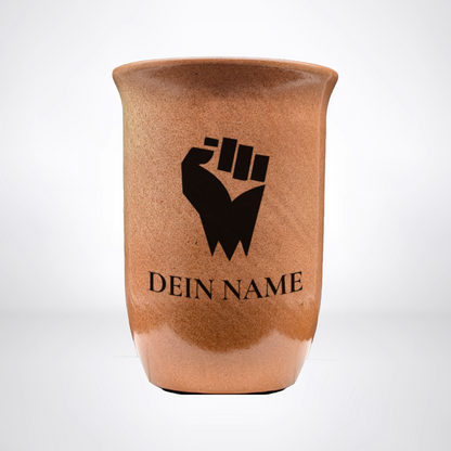 Tonbecher "Sandstein" 0,4L mit personalisierter Gravur – Pen & Paper-Klasse & Name