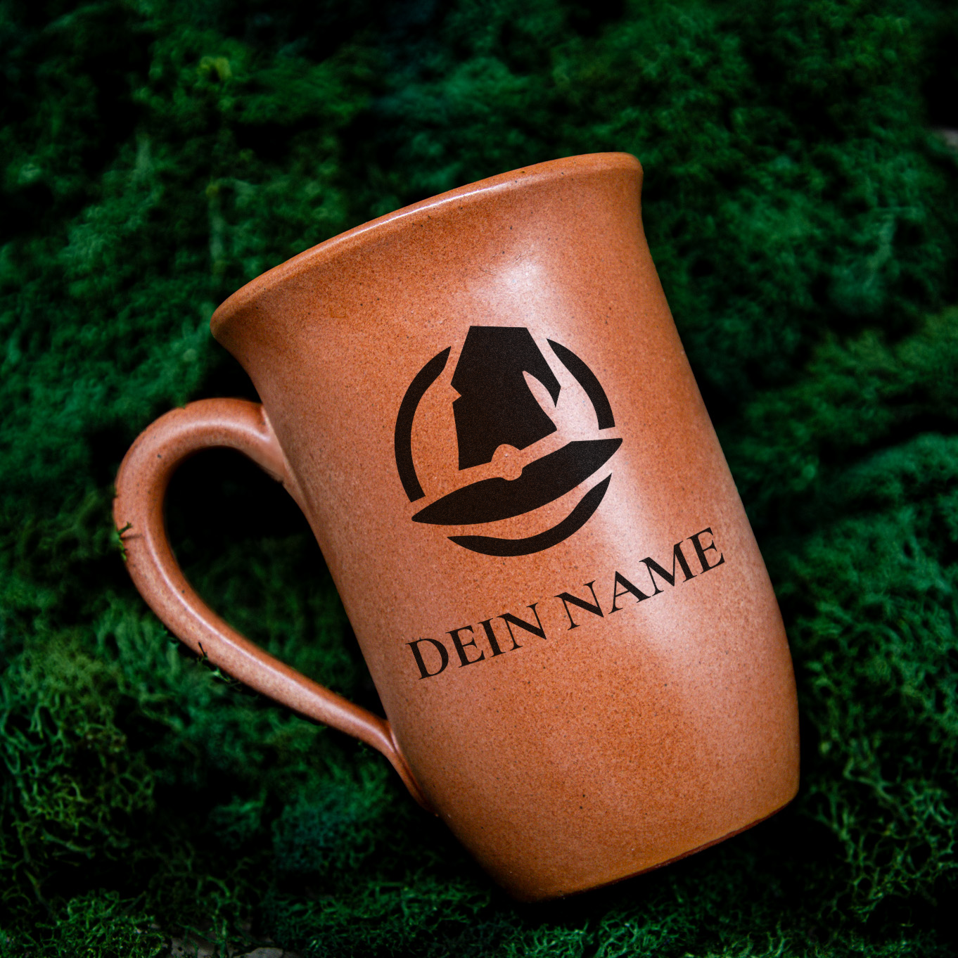 Tontasse 0,4L Magier – "Sandstein" mit personalisierter Gravur (Symbol + Name)