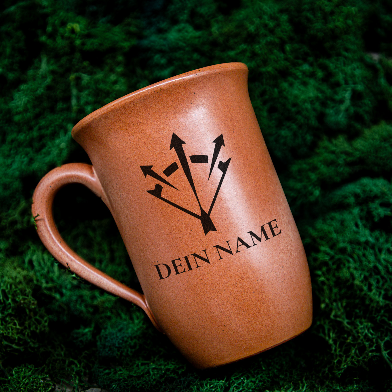 Tontasse 0,4L Waldläufer – "Sandstein" mit personalisierter Gravur (Symbol + Name)