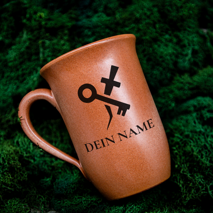 Tontasse 0,4L Schurke – "Sandstein" mit personalisierter Gravur (Symbol + Name)