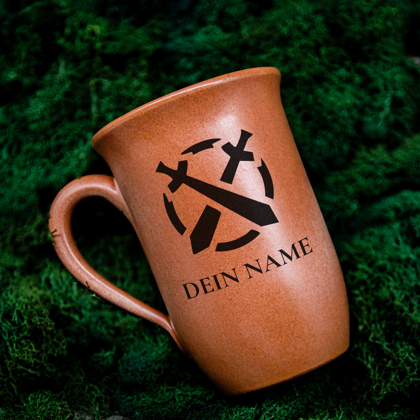 Tontasse 0,4L Kämpfer – "Sandstein" mit personalisierter Gravur (Symbol + Name)