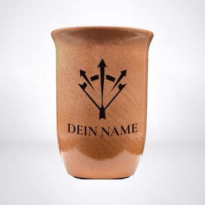 Tonbecher "Sandstein" 0,4L mit personalisierter Gravur – Pen & Paper-Klasse & Name