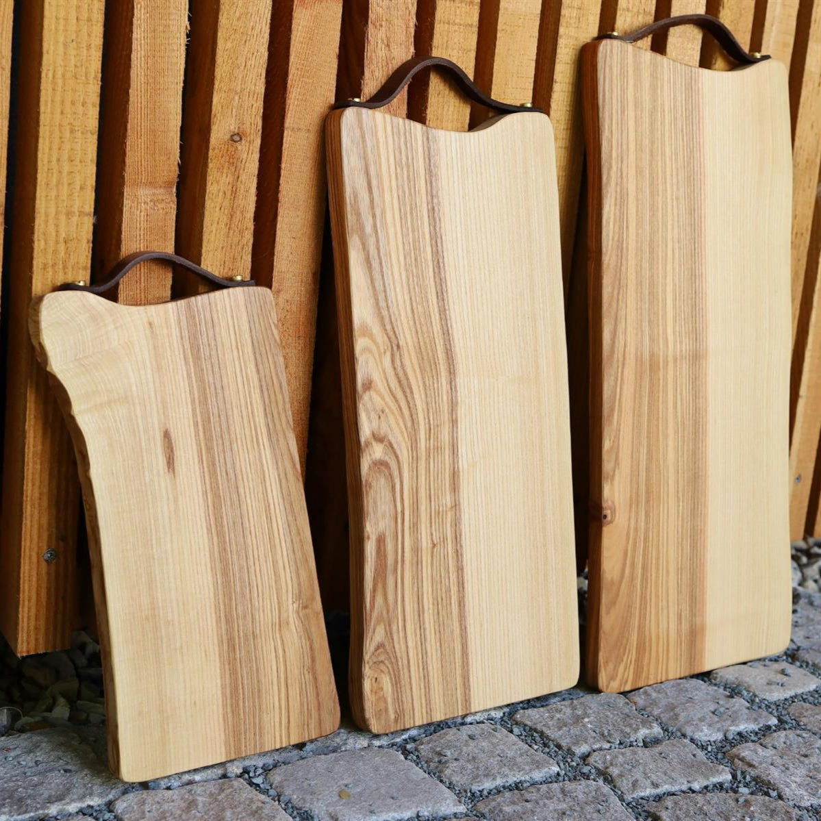 Schneide- & Servierbrett aus Esche mit Baumkante, Ledergriff und persönlicher Gravur